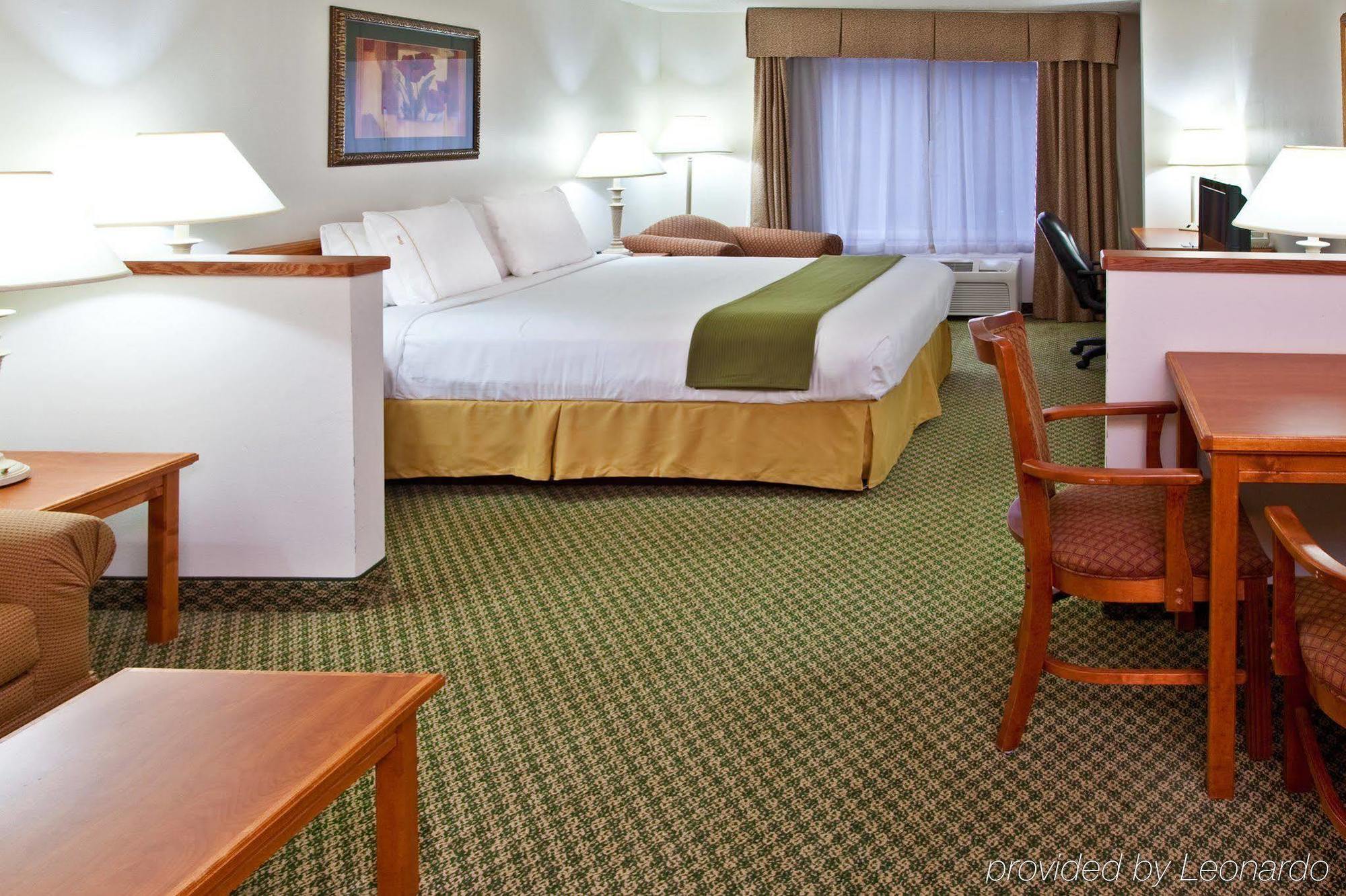 Holiday Inn Express & Suites Logan, An Ihg Hotel Room photo